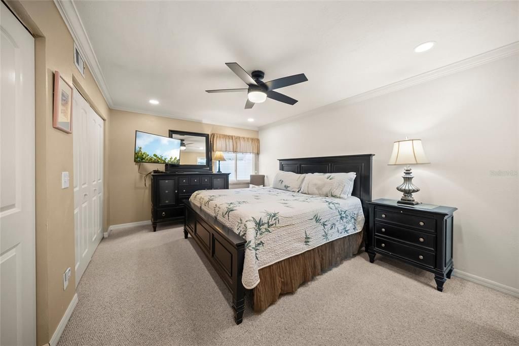 For Sale: $515,000 (2 beds, 2 baths, 1012 Square Feet)