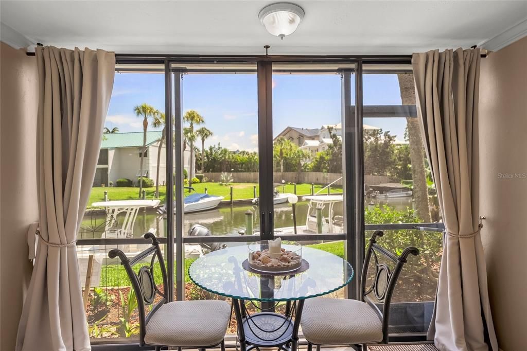 For Sale: $515,000 (2 beds, 2 baths, 1012 Square Feet)