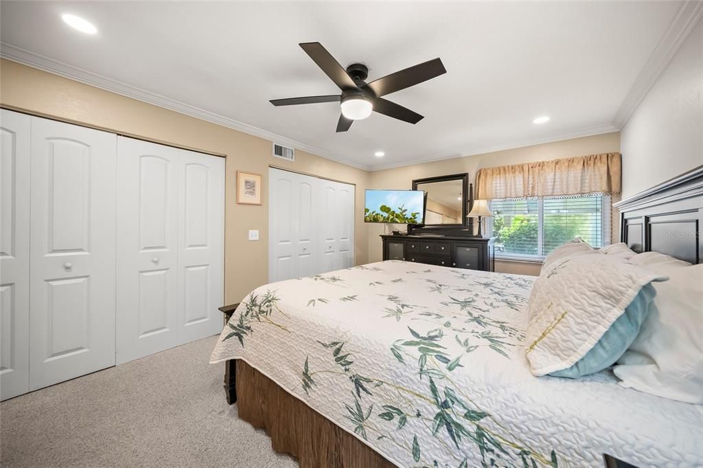 For Sale: $515,000 (2 beds, 2 baths, 1012 Square Feet)
