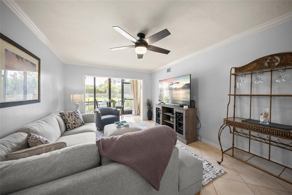 For Sale: $515,000 (2 beds, 2 baths, 1012 Square Feet)