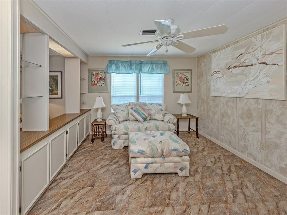 На продажу: $189,900 (2 спален, 2 ванн, 1152 Квадратных фут)