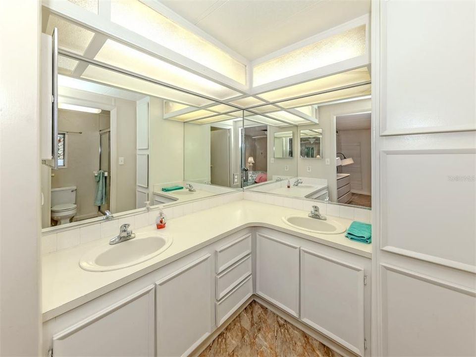 На продажу: $189,900 (2 спален, 2 ванн, 1152 Квадратных фут)