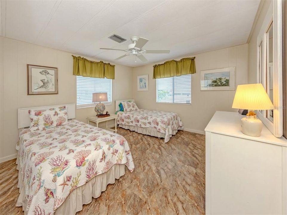 На продажу: $189,900 (2 спален, 2 ванн, 1152 Квадратных фут)