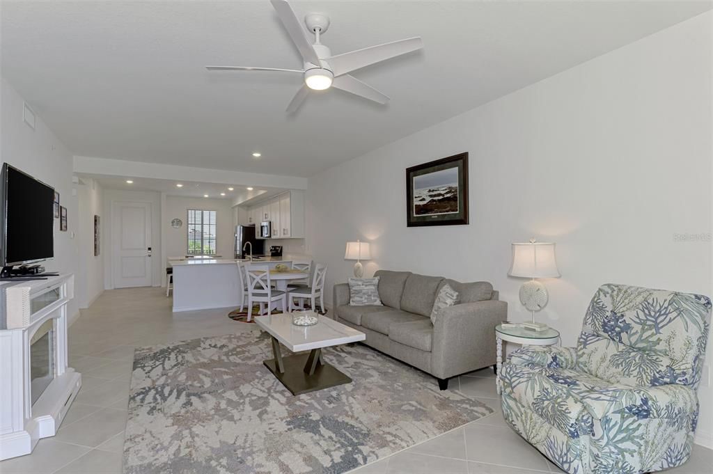 For Sale: $309,000 (2 beds, 2 baths, 1124 Square Feet)