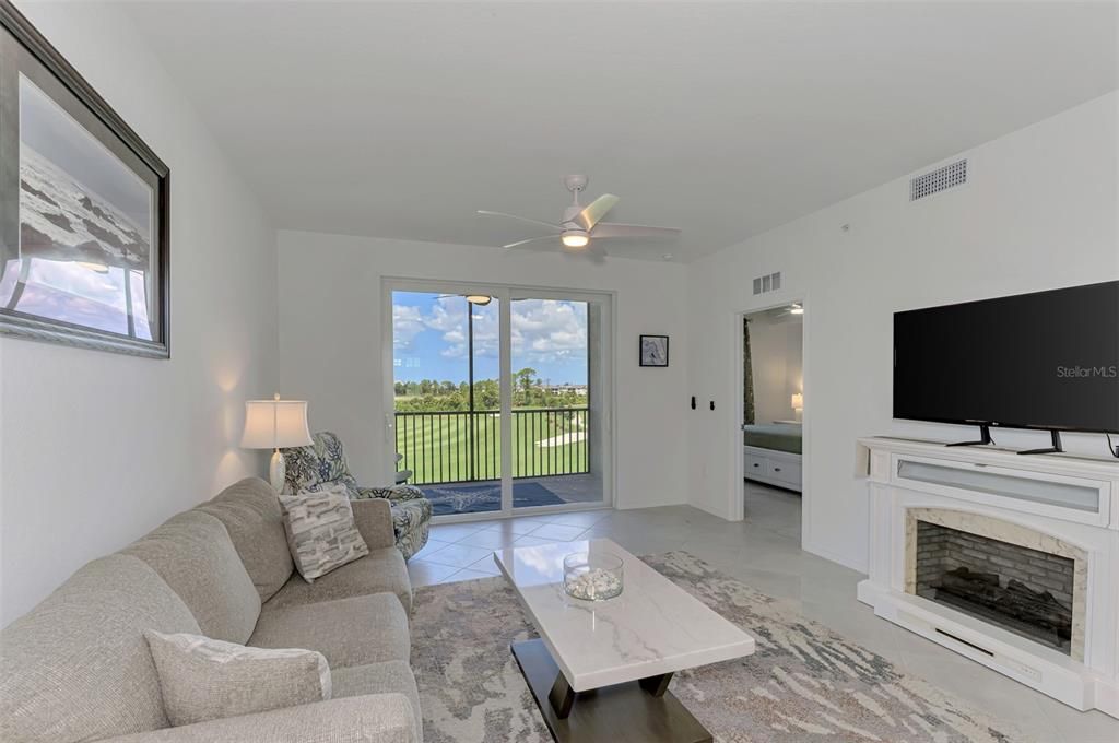 For Sale: $309,000 (2 beds, 2 baths, 1124 Square Feet)