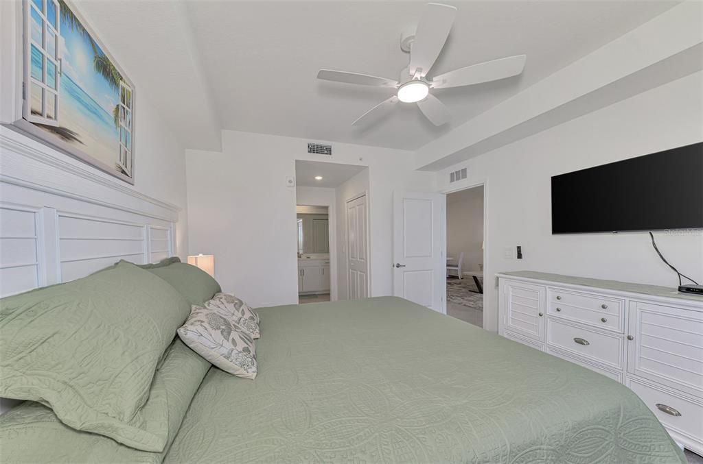 For Sale: $309,000 (2 beds, 2 baths, 1124 Square Feet)