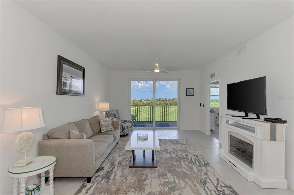 For Sale: $309,000 (2 beds, 2 baths, 1124 Square Feet)