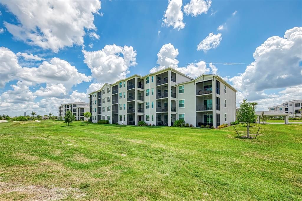 For Sale: $309,000 (2 beds, 2 baths, 1124 Square Feet)
