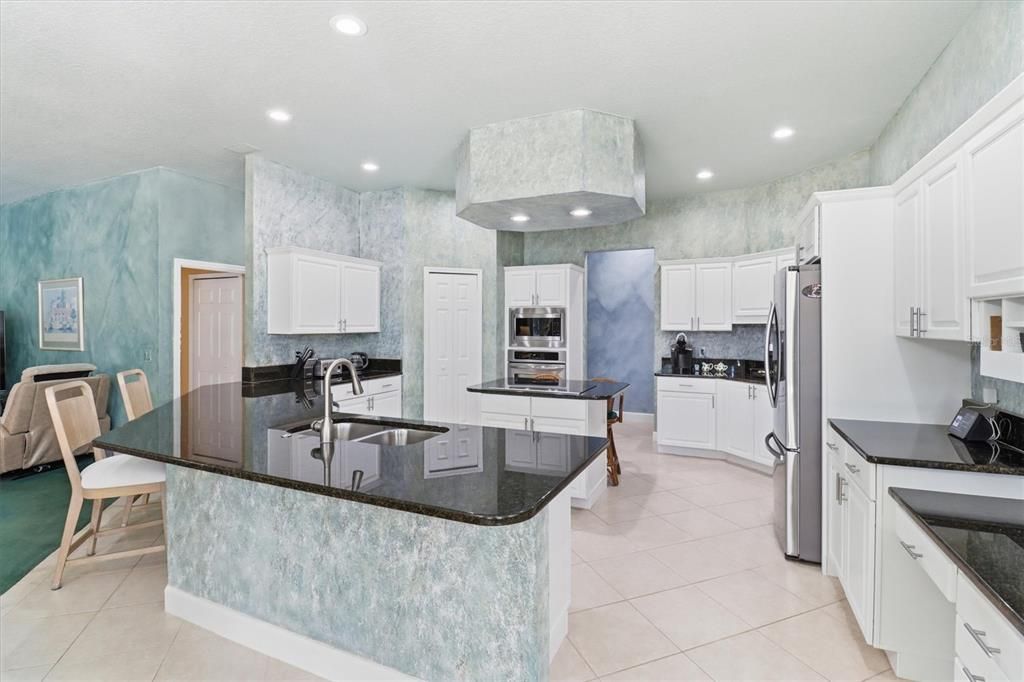 Activo con contrato: $924,500 (4 camas, 3 baños, 3575 Pies cuadrados)