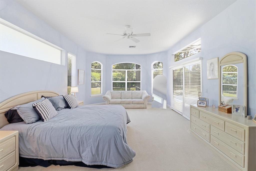 Activo con contrato: $924,500 (4 camas, 3 baños, 3575 Pies cuadrados)