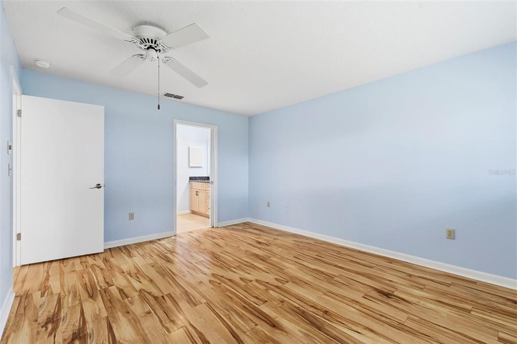 For Sale: $229,900 (2 beds, 2 baths, 1110 Square Feet)