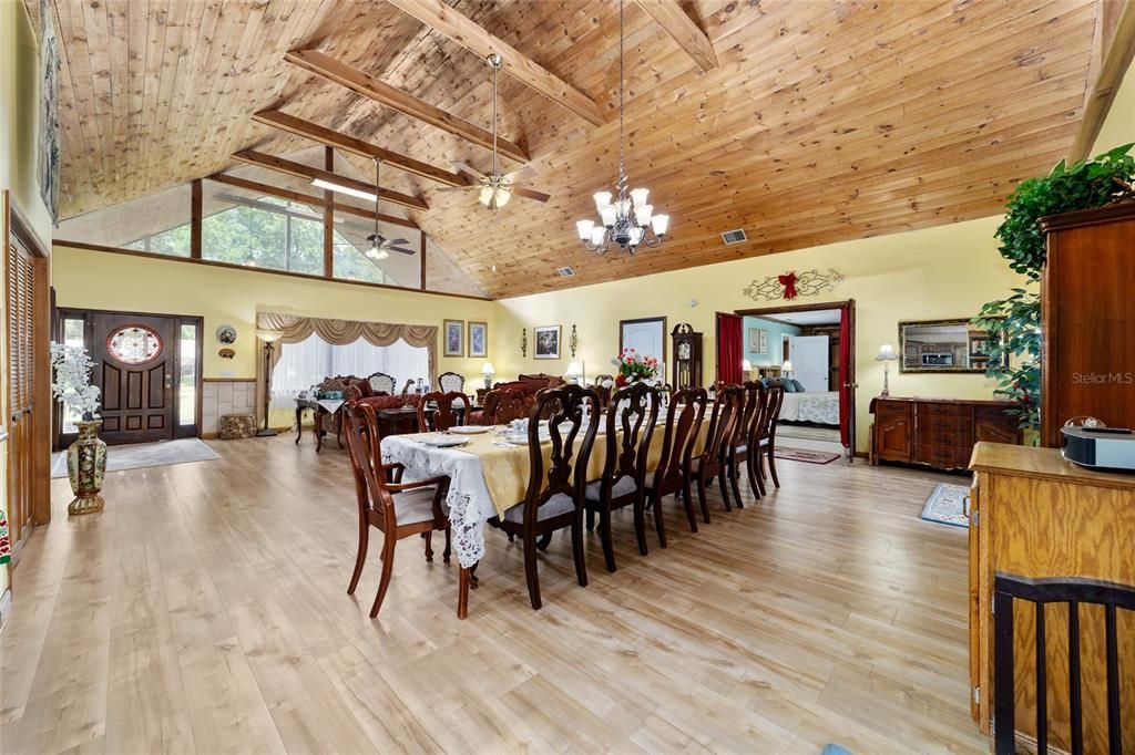 En Venta: $680,000 (4 camas, 2 baños, 3750 Pies cuadrados)