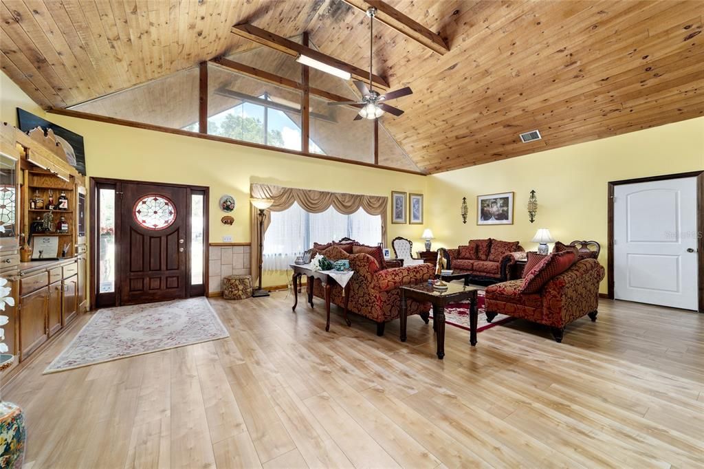 En Venta: $680,000 (4 camas, 2 baños, 3750 Pies cuadrados)