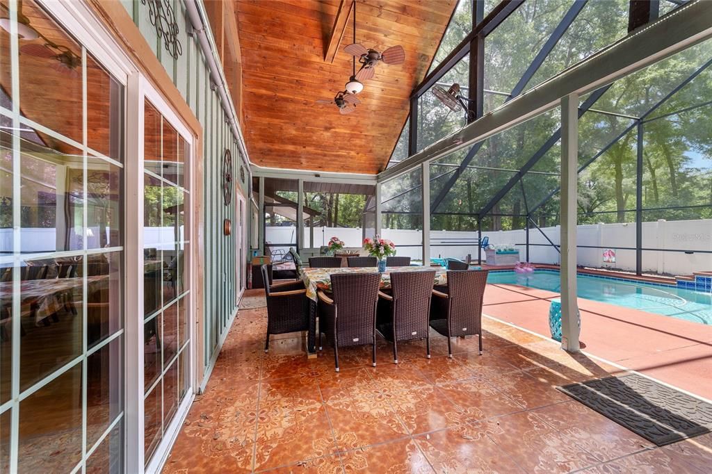 En Venta: $680,000 (4 camas, 2 baños, 3750 Pies cuadrados)