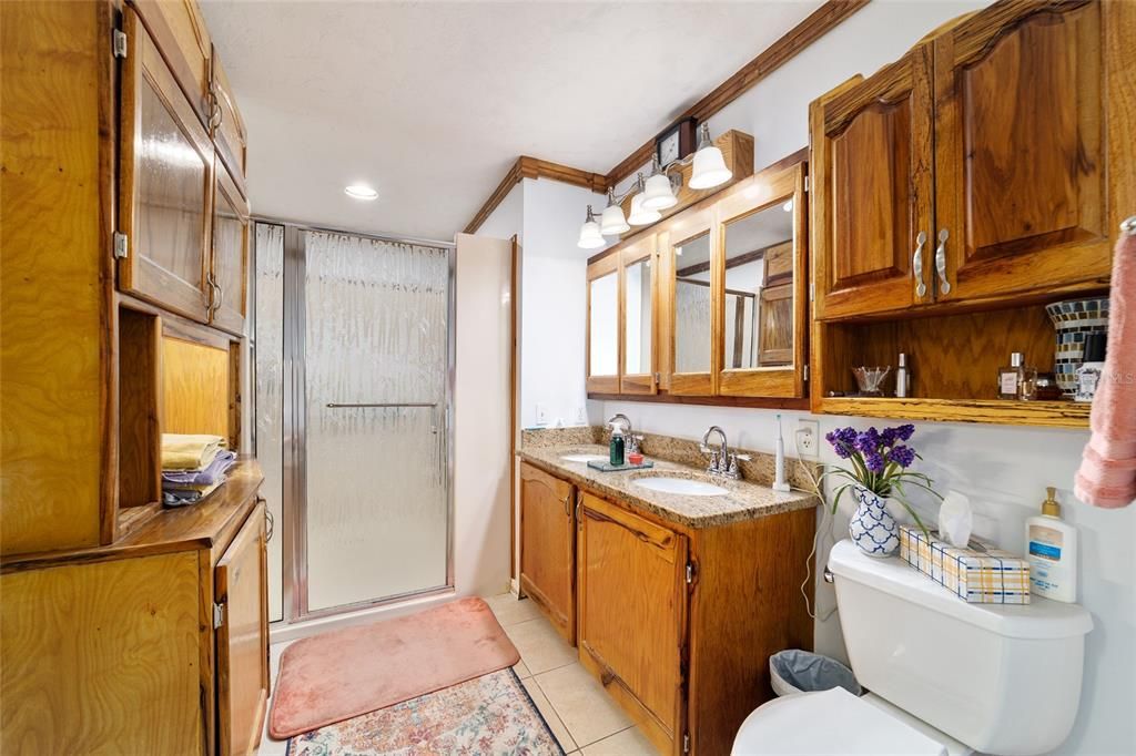 En Venta: $680,000 (4 camas, 2 baños, 3750 Pies cuadrados)