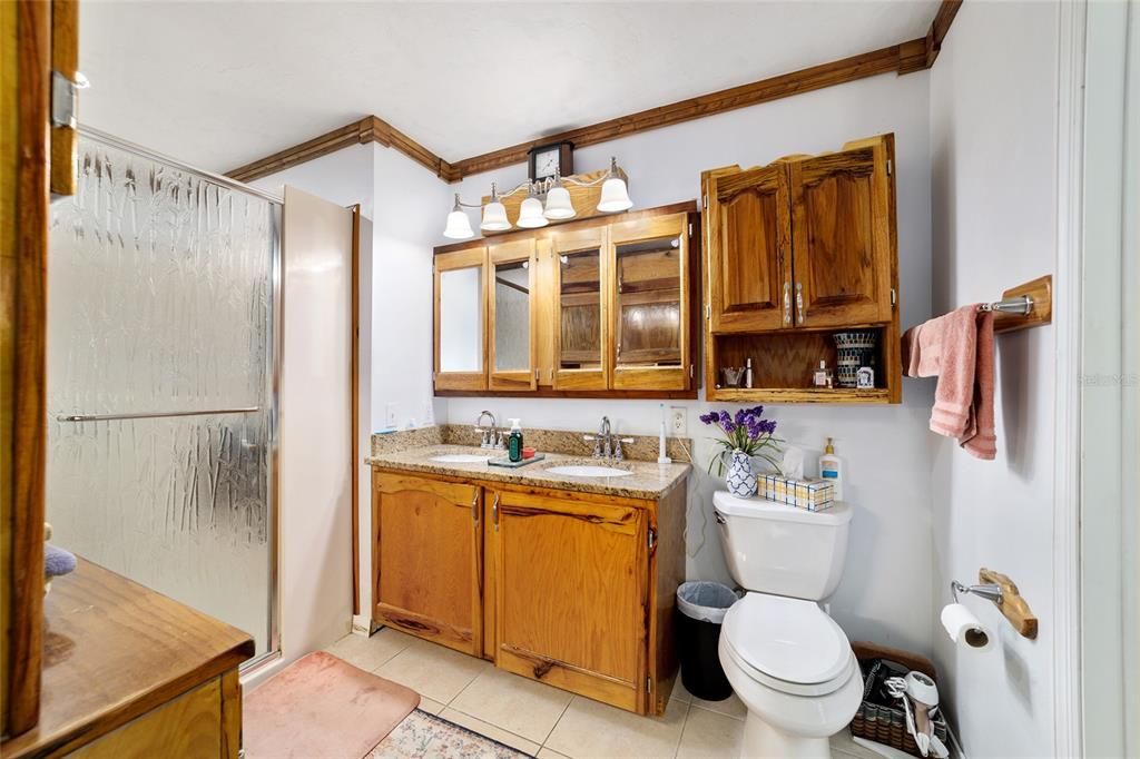 En Venta: $680,000 (4 camas, 2 baños, 3750 Pies cuadrados)