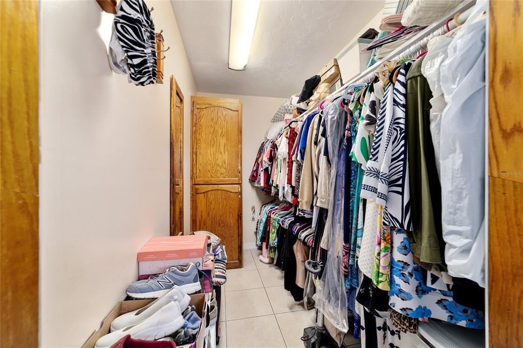 En Venta: $680,000 (4 camas, 2 baños, 3750 Pies cuadrados)