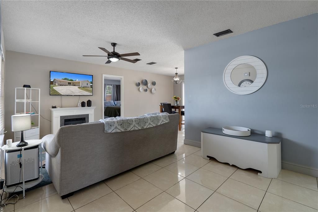 Activo con contrato: $269,900 (3 camas, 2 baños, 1603 Pies cuadrados)