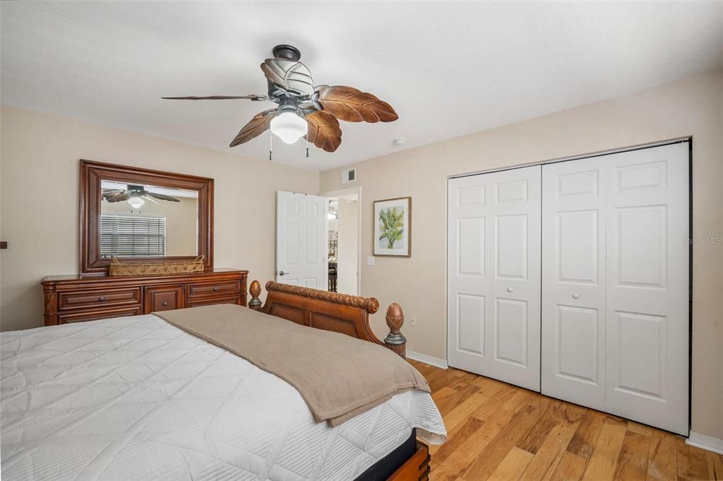 For Sale: $248,000 (2 beds, 1 baths, 914 Square Feet)