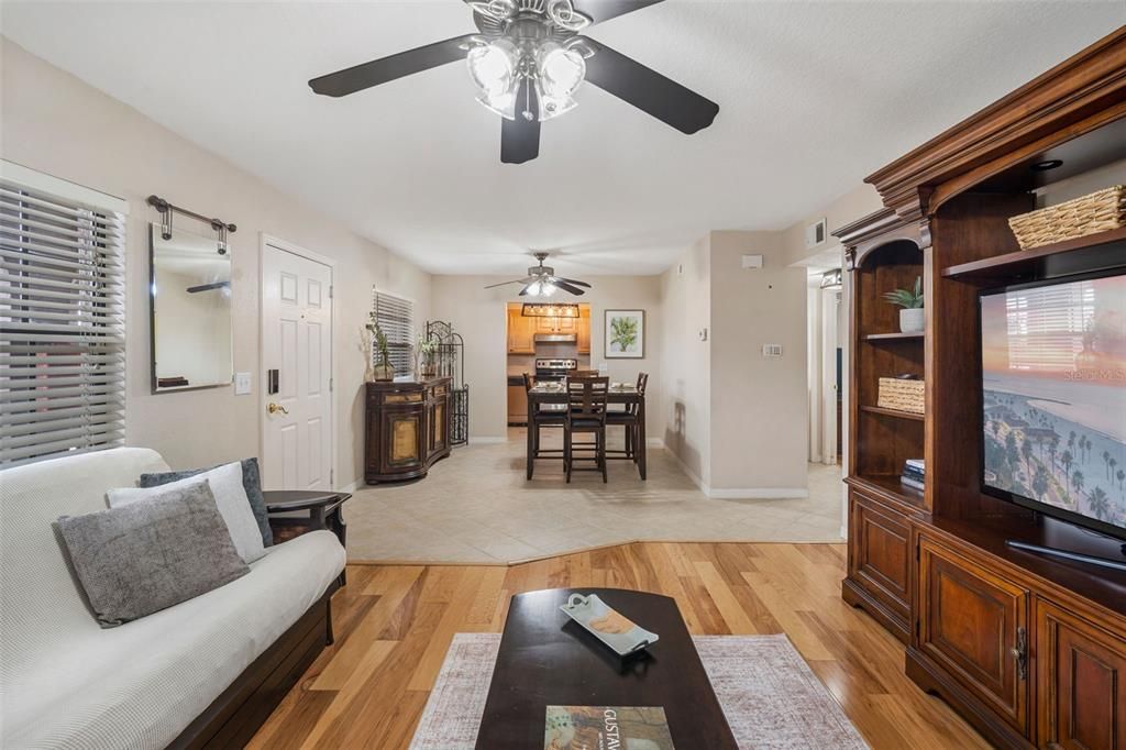 For Sale: $248,000 (2 beds, 1 baths, 914 Square Feet)