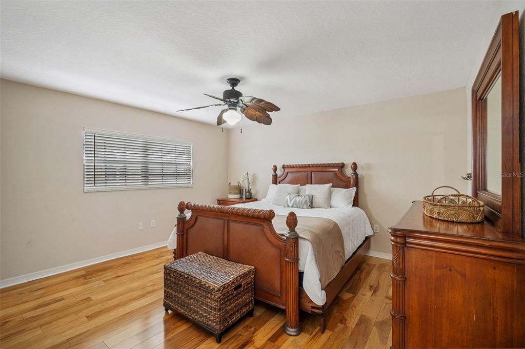 For Sale: $248,000 (2 beds, 1 baths, 914 Square Feet)