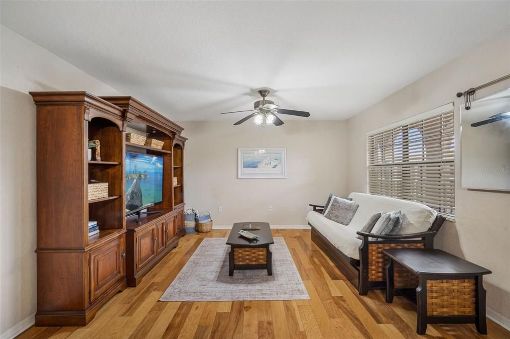 For Sale: $248,000 (2 beds, 1 baths, 914 Square Feet)