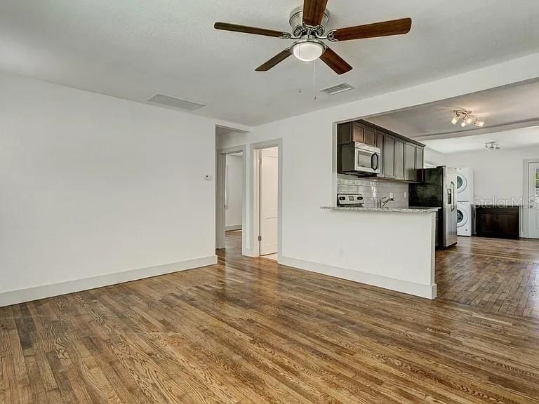 Active With Contract: $2,350 (2 beds, 1 baths, 744 Square Feet)