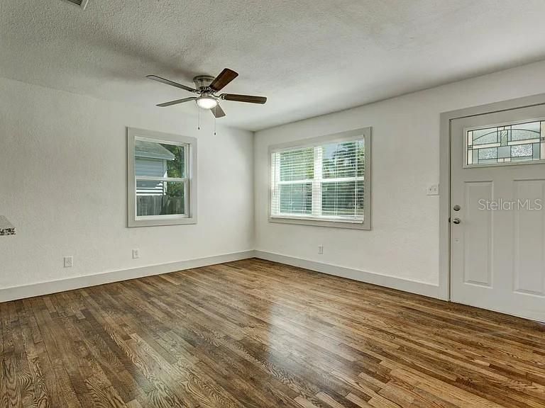 Active With Contract: $2,350 (2 beds, 1 baths, 744 Square Feet)