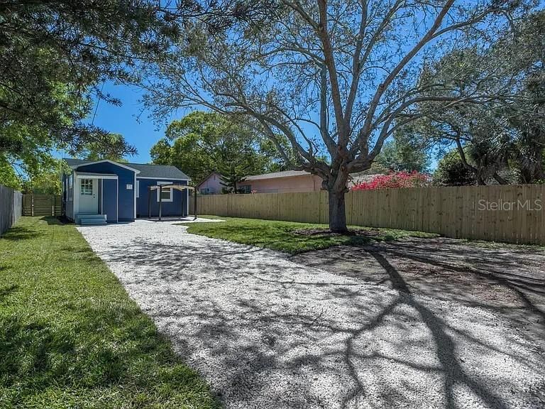 Active With Contract: $2,350 (2 beds, 1 baths, 744 Square Feet)
