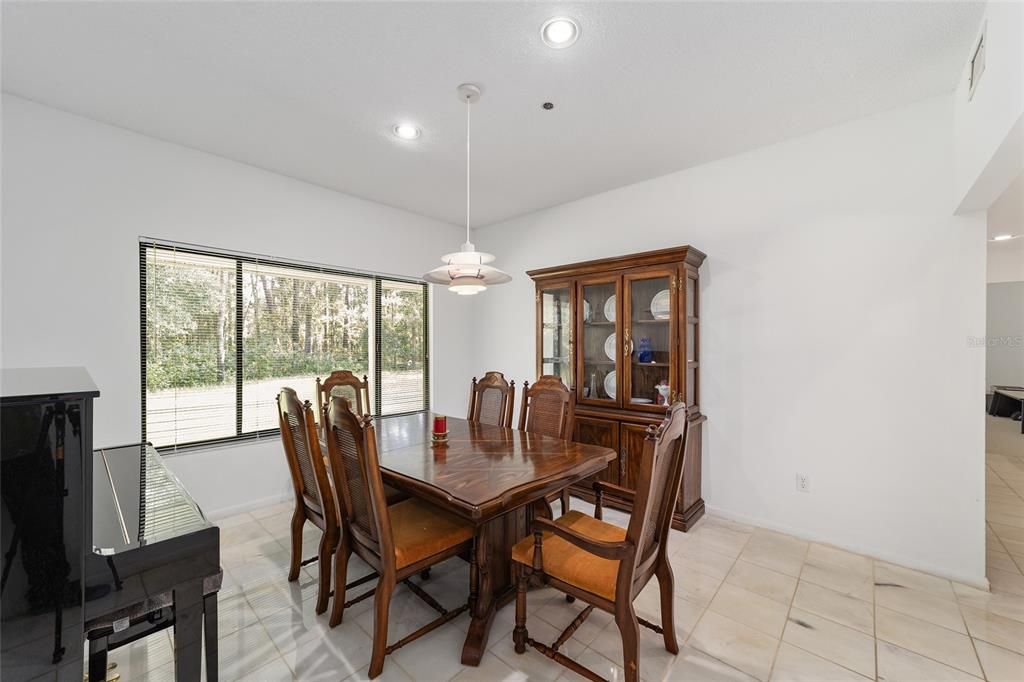 Activo con contrato: $499,000 (4 camas, 2 baños, 2873 Pies cuadrados)