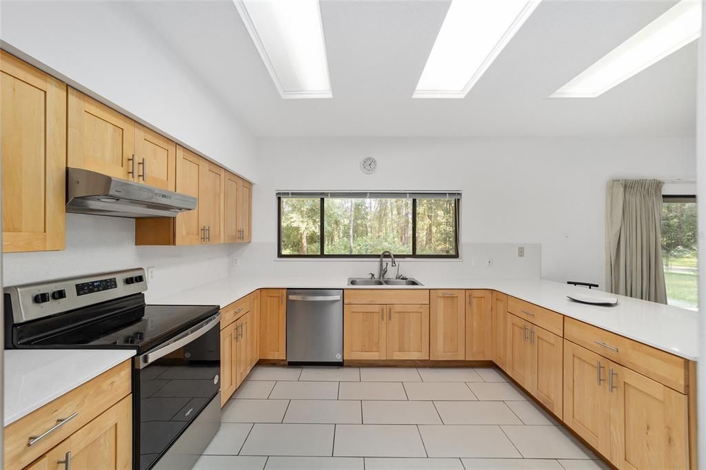 Activo con contrato: $499,000 (4 camas, 2 baños, 2873 Pies cuadrados)