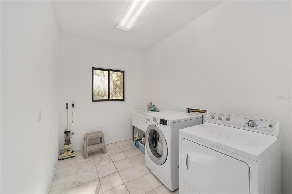 Activo con contrato: $499,000 (4 camas, 2 baños, 2873 Pies cuadrados)
