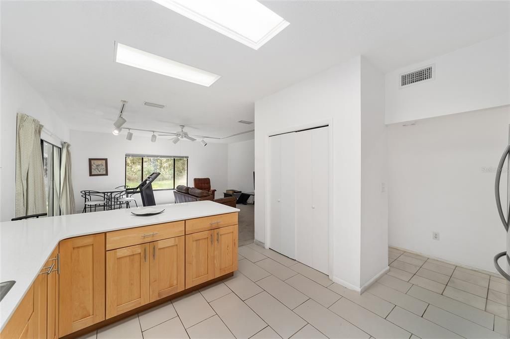 Activo con contrato: $499,000 (4 camas, 2 baños, 2873 Pies cuadrados)