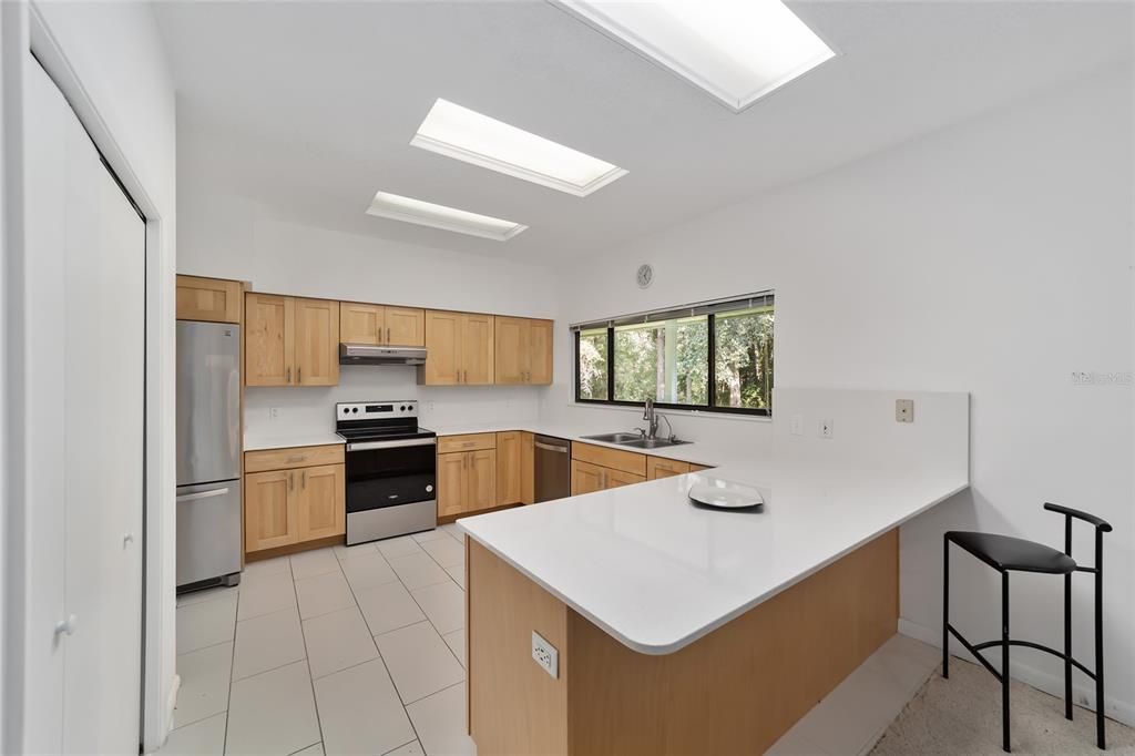 Activo con contrato: $499,000 (4 camas, 2 baños, 2873 Pies cuadrados)