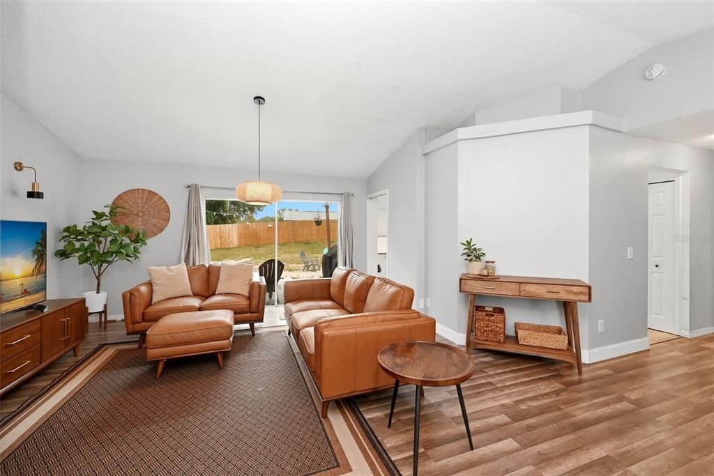 En Venta: $365,000 (3 camas, 2 baños, 1382 Pies cuadrados)