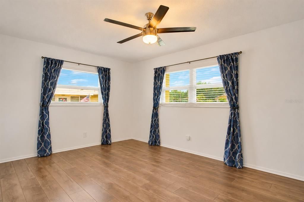 For Sale: $249,900 (2 beds, 2 baths, 1000 Square Feet)