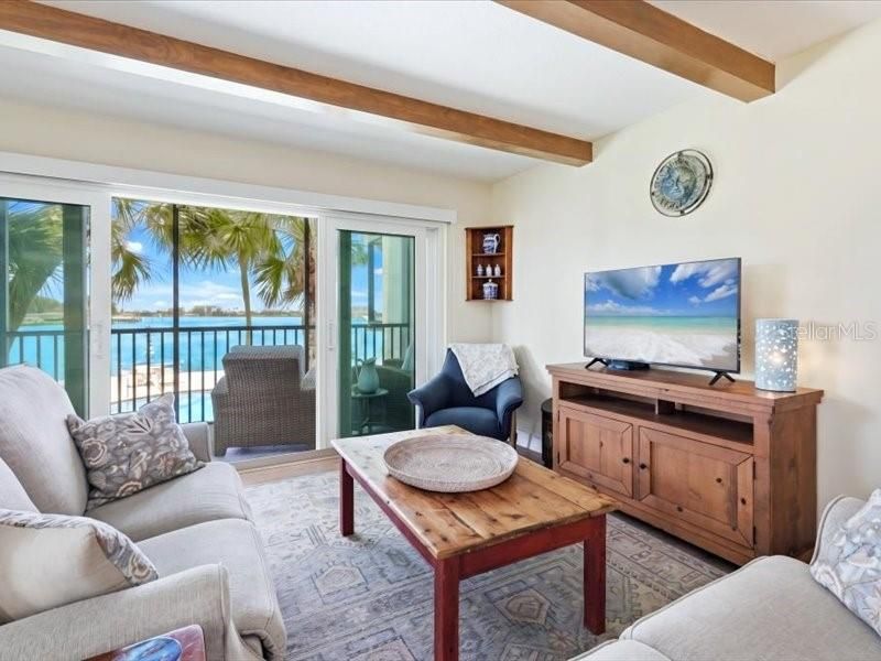 For Sale: $559,000 (2 beds, 2 baths, 1085 Square Feet)