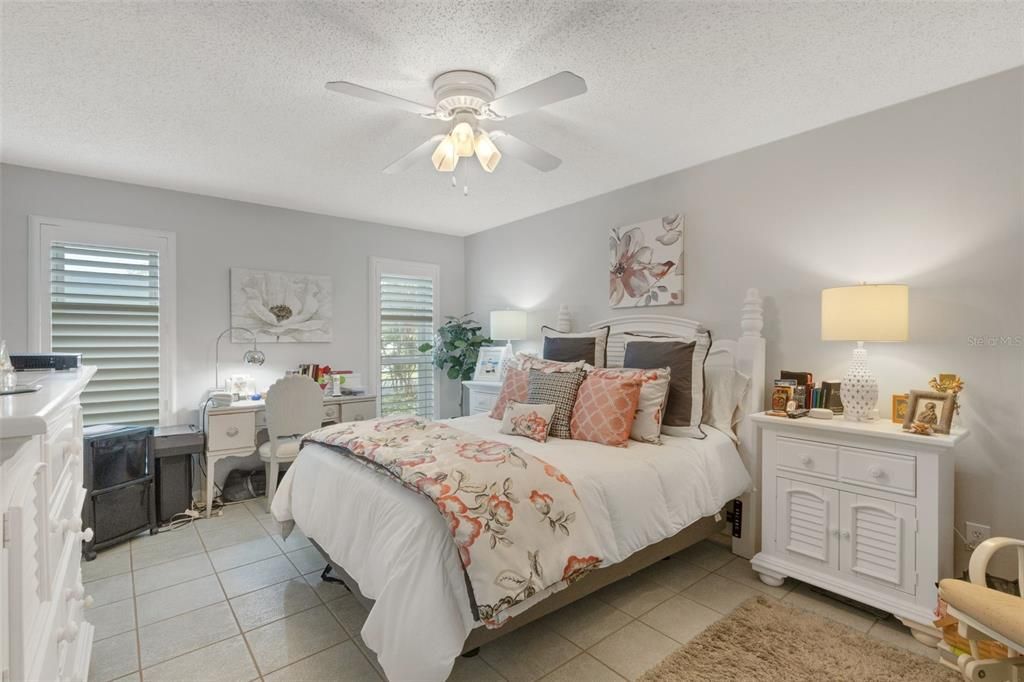 For Sale: $139,000 (1 beds, 1 baths, 955 Square Feet)