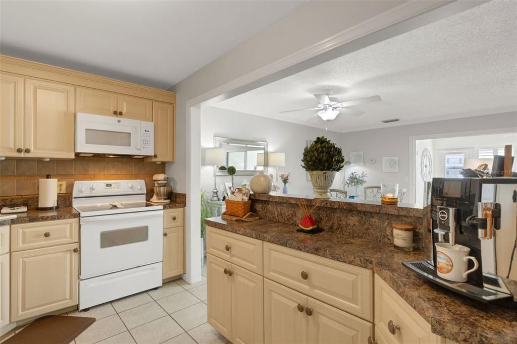 For Sale: $139,000 (1 beds, 1 baths, 955 Square Feet)