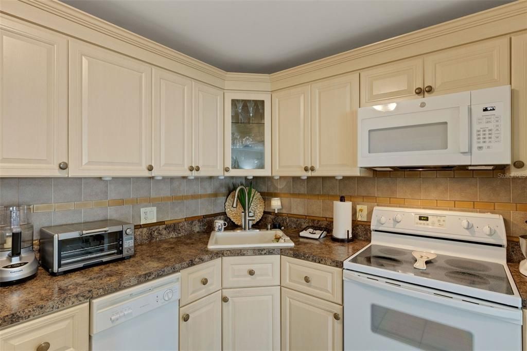 For Sale: $139,000 (1 beds, 1 baths, 955 Square Feet)