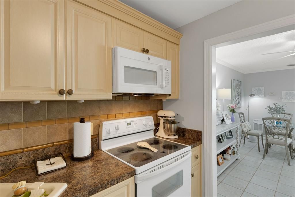 For Sale: $139,000 (1 beds, 1 baths, 955 Square Feet)