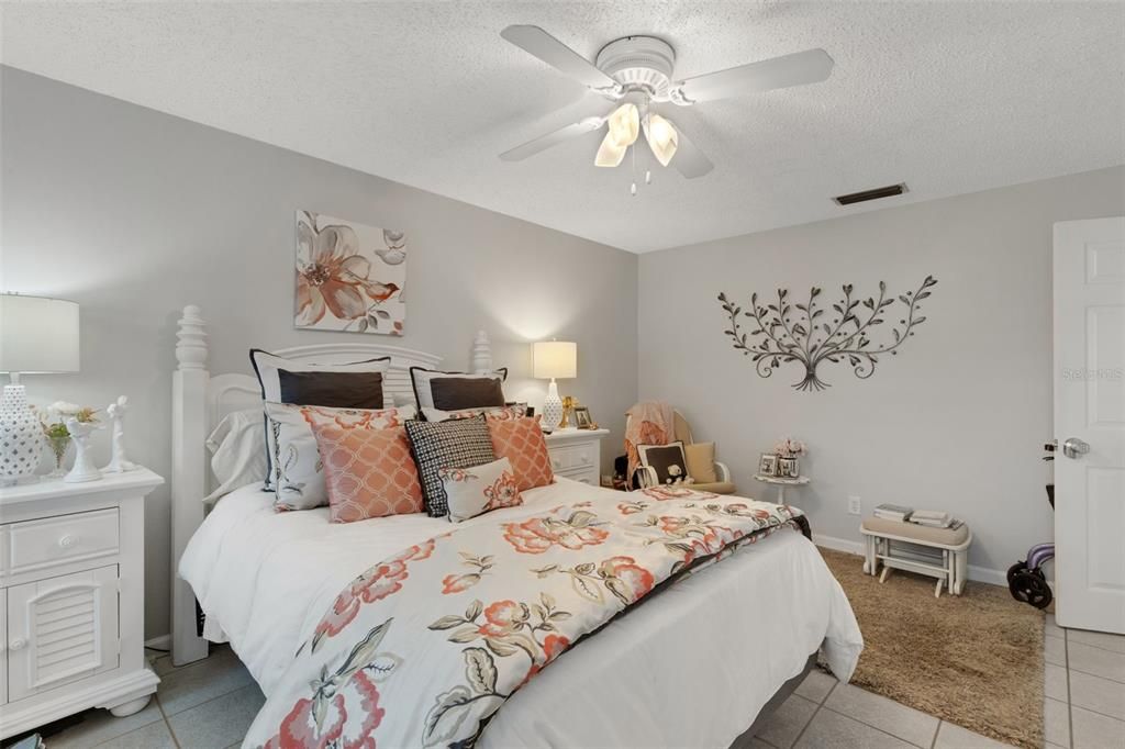 For Sale: $139,000 (1 beds, 1 baths, 955 Square Feet)