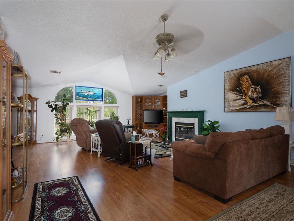 For Sale: $547,000 (3 beds, 2 baths, 2536 Square Feet)