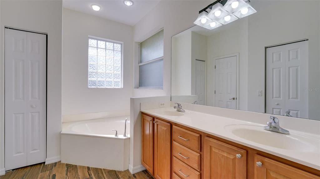 For Rent: $2,100 (3 beds, 2 baths, 1844 Square Feet)