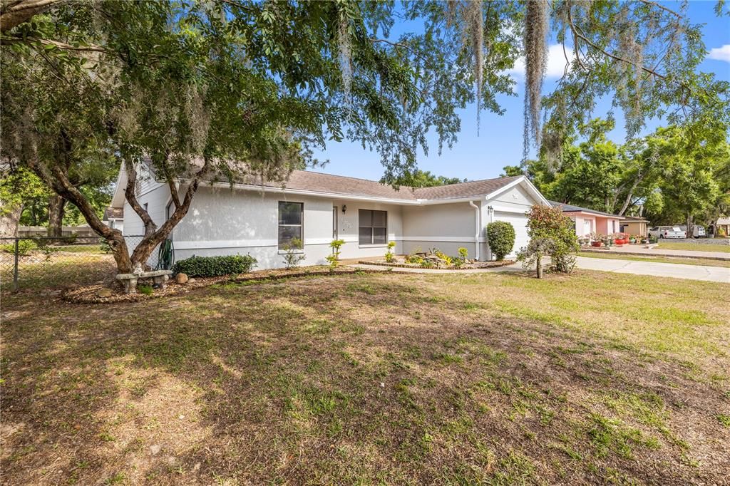 Active With Contract: $369,900 (3 beds, 2 baths, 1481 Square Feet)