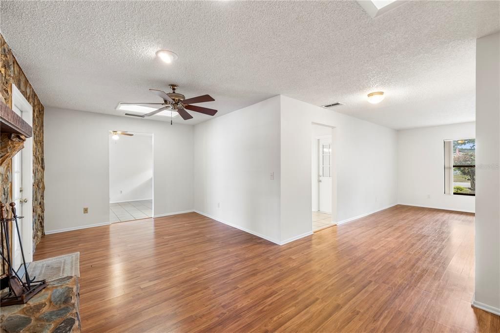Active With Contract: $369,900 (3 beds, 2 baths, 1481 Square Feet)