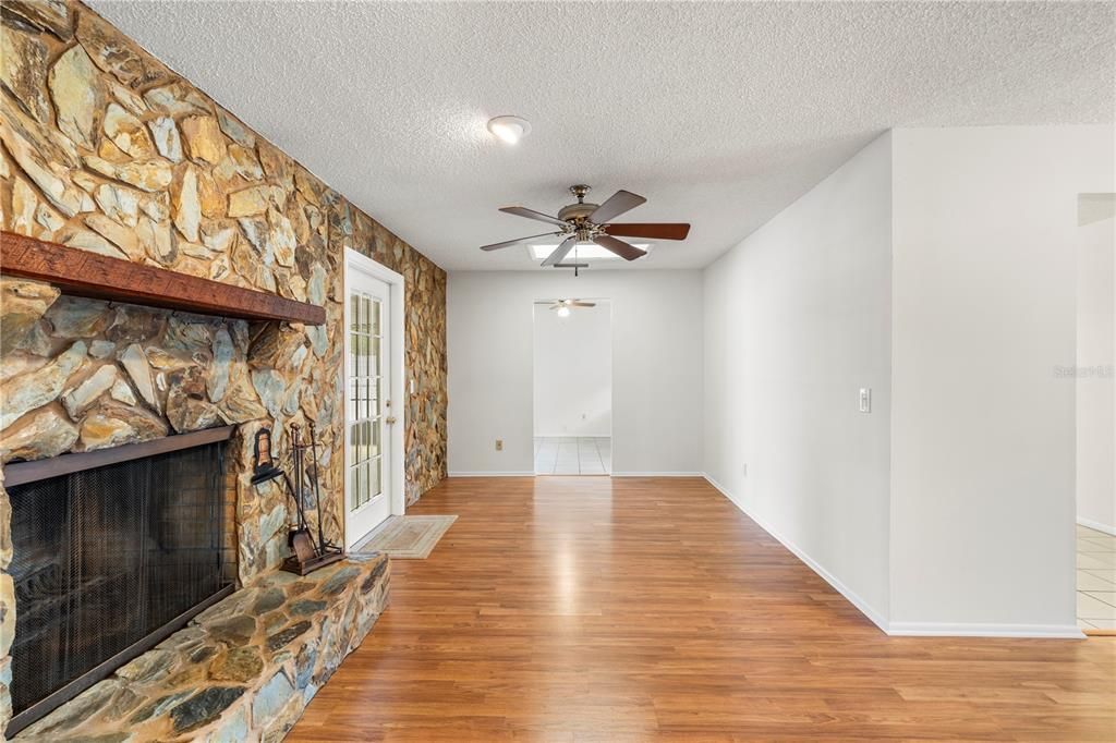 Active With Contract: $369,900 (3 beds, 2 baths, 1481 Square Feet)