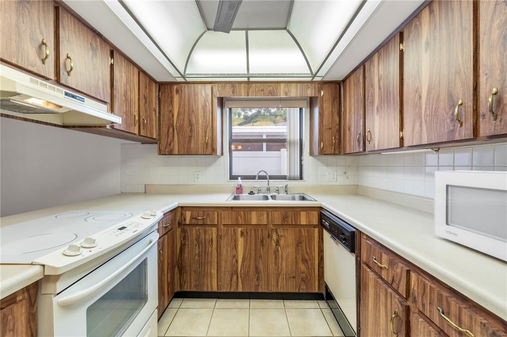 Active With Contract: $369,900 (3 beds, 2 baths, 1481 Square Feet)