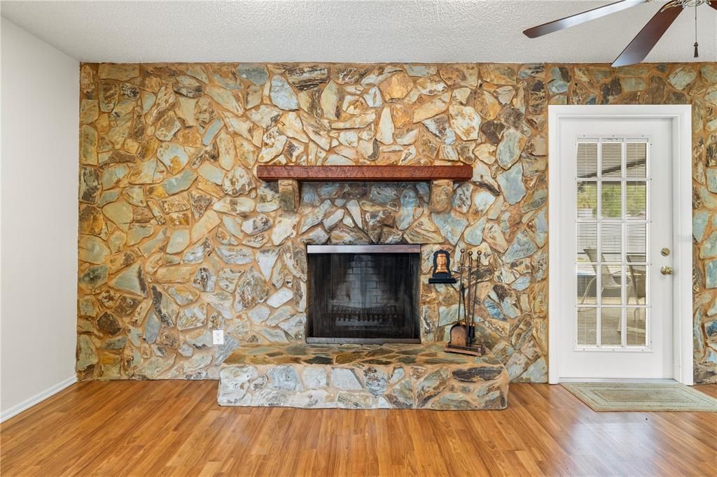 Active With Contract: $369,900 (3 beds, 2 baths, 1481 Square Feet)