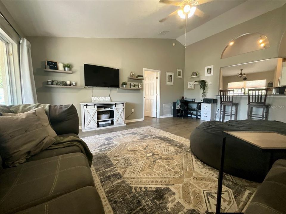 Activo con contrato: $298,000 (3 camas, 2 baños, 1290 Pies cuadrados)